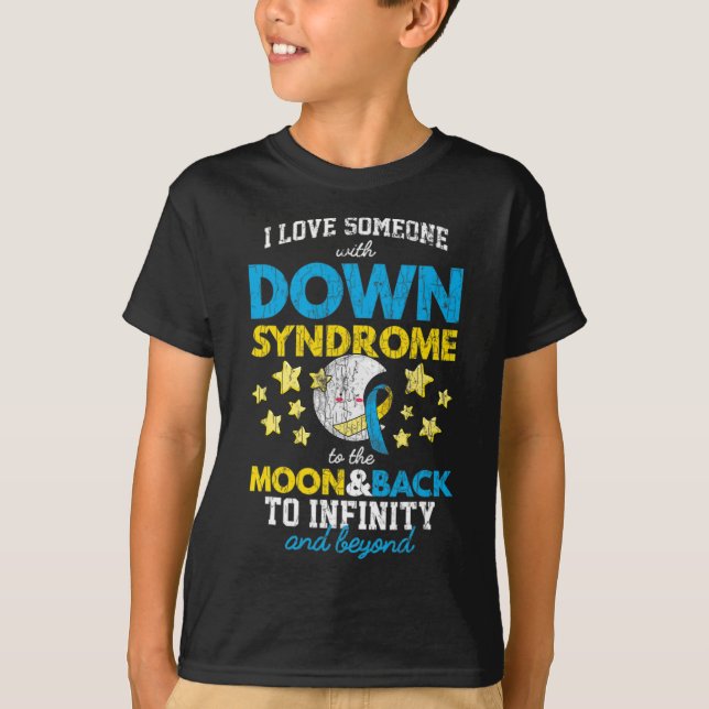 Camiseta Eu Amo Alguém Com Síndrome De Baixo À Lua E (Frente)