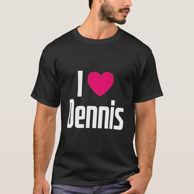 Camiseta Eu Amo Dennis Ele Me Ama Ele é Dennis (Frente)
