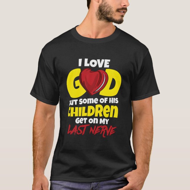 Camiseta Eu amo Deus, mas algumas de suas crianças me irrit (Frente)
