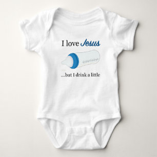 Camiseta Eu amo Jesus, mas eu bebo um pouco de. (Azul)