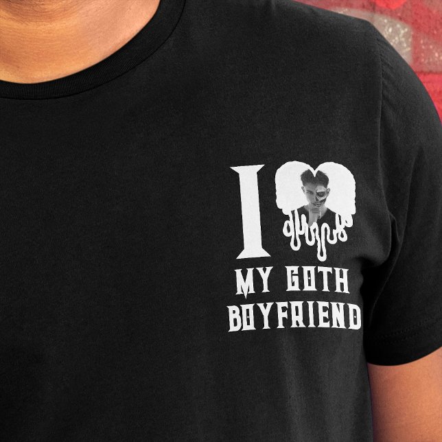 Camiseta Eu Amo Meu Namorado Gótico Branco Foto Crest (Black t-shirt with photo of loved on in a dripping heart, and text says 'I heart my Goth Boyfriend')