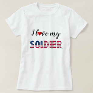 Camiseta Eu Amo Minha Boneca Soldier American Flag Typograp