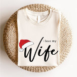 Camiseta Eu Amo Minha Esposa Trendy Christmas Santa Hat Whi<br><div class="desc">Esta camiseta apresenta uma Design de Natal Trendy I Love My Wife com Santa Hat. O melhor presente de Natal memorável para o marido.</div>