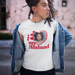 Camiseta Eu Amo Minha Foto De Coração Do Marido<br><div class="desc">Procurando um presente único e romântico? Não olhe mais do que esse costume. Eu amo minha camiseta de fotos do marido! Basta carregar uma foto de você mesmo, e Zazzle a impressão em uma camisa para você. Esta camisa é perfeita para aniversários, Dias de os namorados ou qualquer outra ocasião...</div>