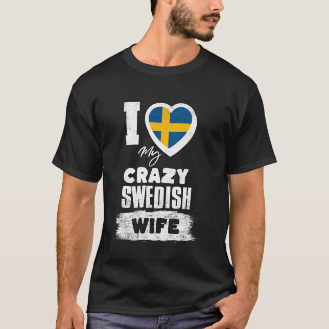 Camiseta Eu Amo Minha Louca Esposa Sueca Engraçada (Frente)