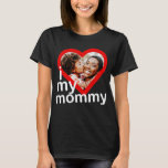 Camiseta Eu Amo Minha Mamãe Feliz Foto De Coração Dia de as<br><div class="desc">"Eu amo minha Mamãe" em sans serif sobre um quadro cardíaco. Adicione uma foto de sua mãe e de você.</div>
