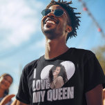 Camiseta Eu Amo Minha Namorado de Foto do Coração Rainha Pr<br><div class="desc">Traga humor e coração junto com nossa camiseta Engraçada de Namorado de Foto 'Amo Minha Rainha'. Esta design engraçada faz um presente ideal, seja seu aniversário, um aniversário, ou apenas um gesto espontâneo de amor. Deixe-o vestir seu coração na manga (literalmente) e exibir sua adoração com um toque de riso....</div>