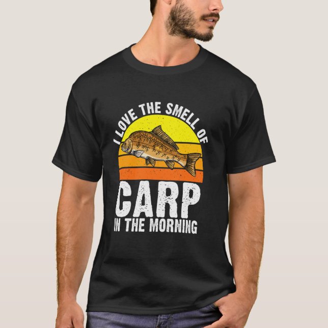 Camiseta Eu amo o cheiro de carpa na pesca de carpa da manh (Frente)