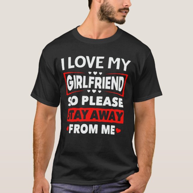 Camiseta Eu Amo O Meu Namorada, Então Por Favor Fique Longe (Frente)