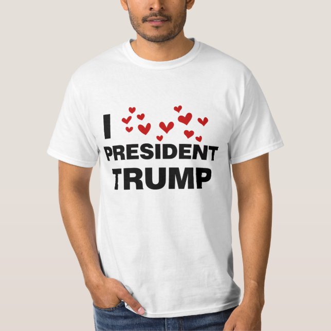 Camiseta Eu Amo O Presidente Trump Hearts (Frente)