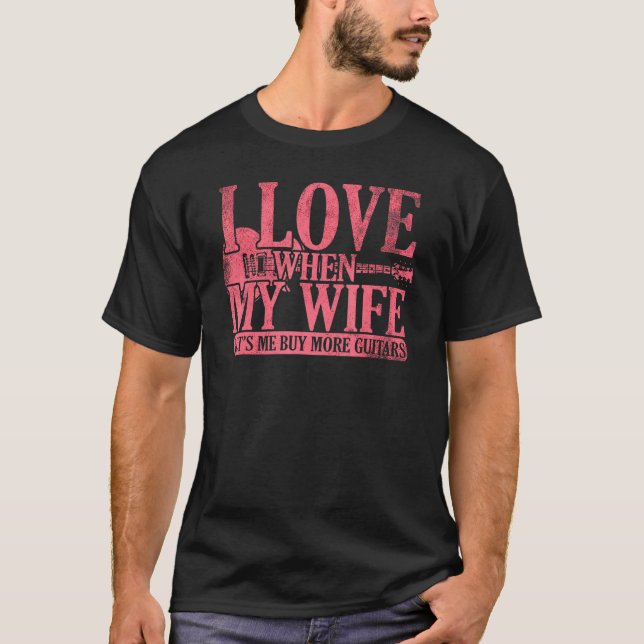 Camiseta Eu Amo Quando Minha Esposa Me Deixa Comprar Mais G (Frente)