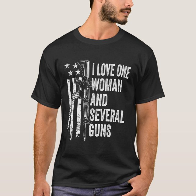 Camiseta Eu Amo Uma E Várias Armas Marido E Arma (Frente)