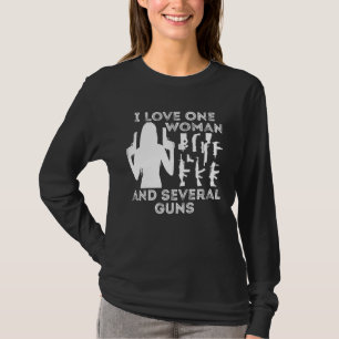 Camiseta Eu Amo Uma Mulher e Várias Armas