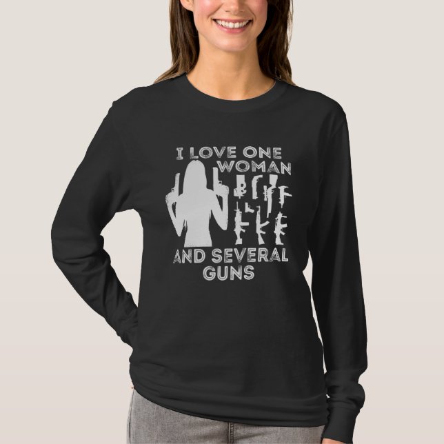 Camiseta Eu Amo Uma Mulher e Várias Armas (Frente)