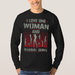 Camiseta Eu Amo Uma Mulher E Várias Armas