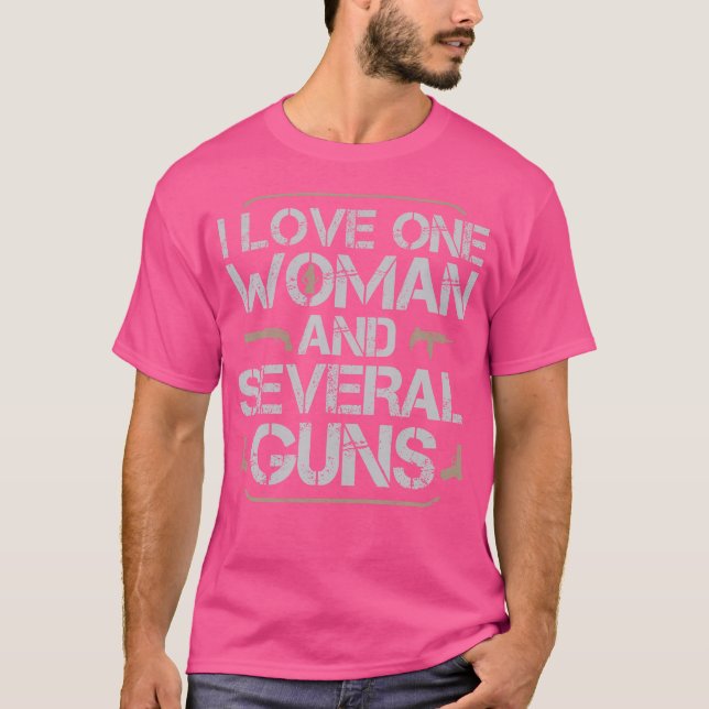 Camiseta Eu Amo Uma Mulher E Várias Armas (Frente)