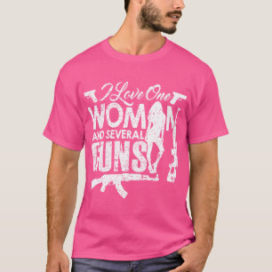 Camiseta Eu Amo Uma Mulher E Várias Armas