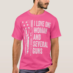 Camiseta Eu Amo Uma Mulher E Várias Armas - Marido Engraçad