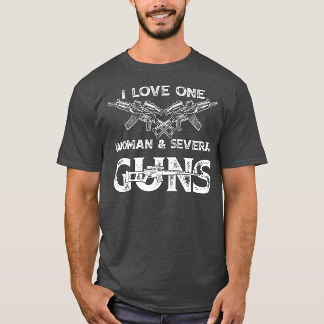 Camiseta Eu Amo Uma Mulher Várias Armas (Frente)