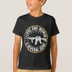Camiseta Eu Amo Uma Mulher Vários Revólveres Marido Engraça