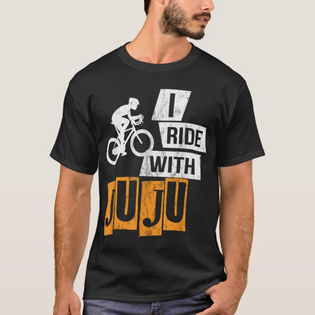Camiseta Eu Ando com o gráfico Juju - Dom Engraçado (Frente)
