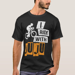 Camiseta Eu Ando com o gráfico Juju - Dom Engraçado