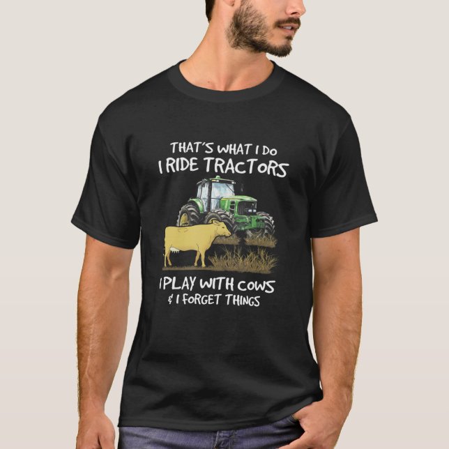 Camiseta Eu Ando Com Tratores Que Brinco Com Vacas E Esquec (Frente)