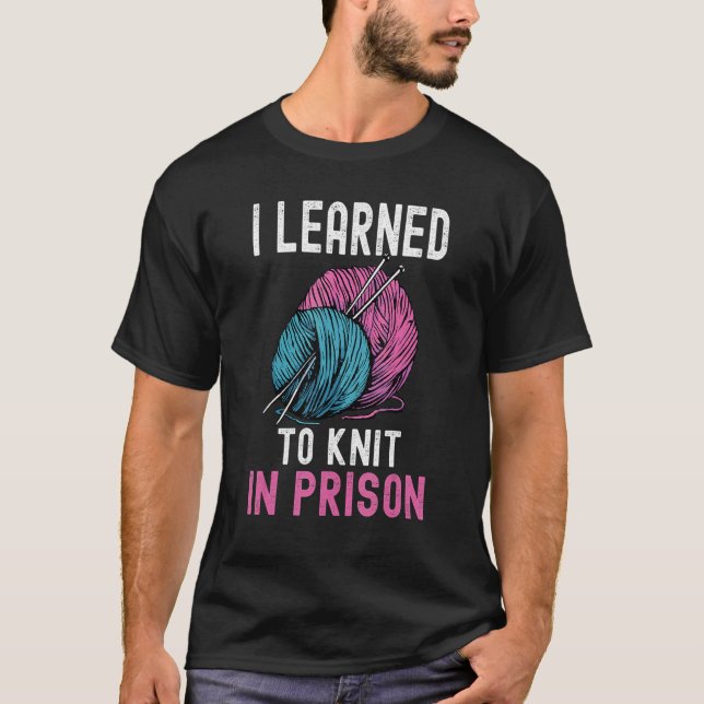 Camiseta Eu Aprendi A Knit Na Prisão Na Agulha Do Yarn Ball (Frente)