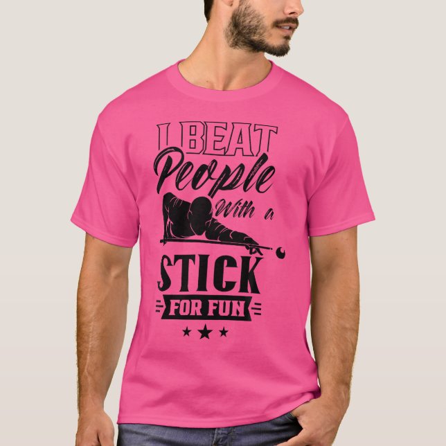 Camiseta Eu Bato Pessoas Com Um Pau Para A Piscina Billard  (Frente)