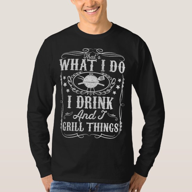 Camiseta Eu Bebo E Eu Giro Coisas Engraçadas Com O Presente (Frente)