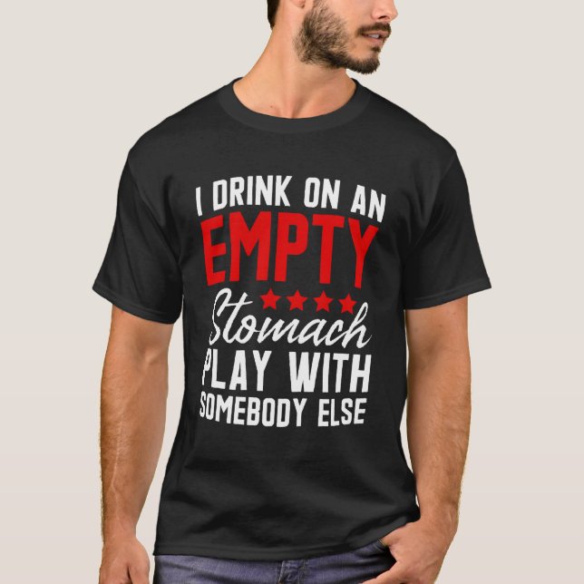 Camiseta Eu Bebo Em Uma Brincadeira De Estômago Vazio Com A (Frente)