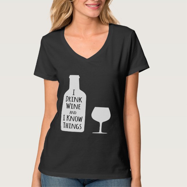 Camiseta Eu bebo vinho e sei coisas engraçadas. (Frente)