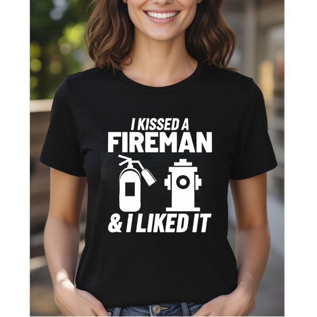 Camiseta Eu Beijei Um Bombeiro & Eu Gostei - Garota Bombeir (Criador carregado)