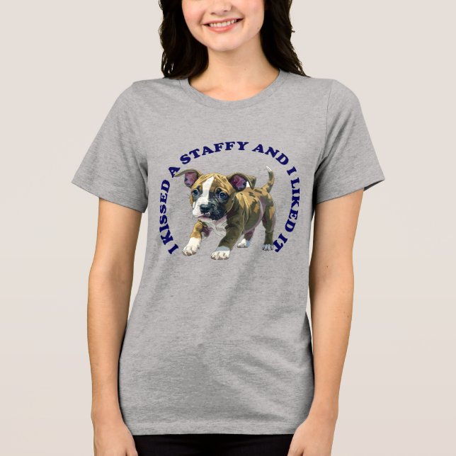 Camiseta Eu Beijei um cachorro Staffy (Frente)