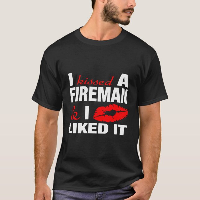 Camiseta Eu Beijei Um Namorada De Bombeiro Engraçado (Frente)