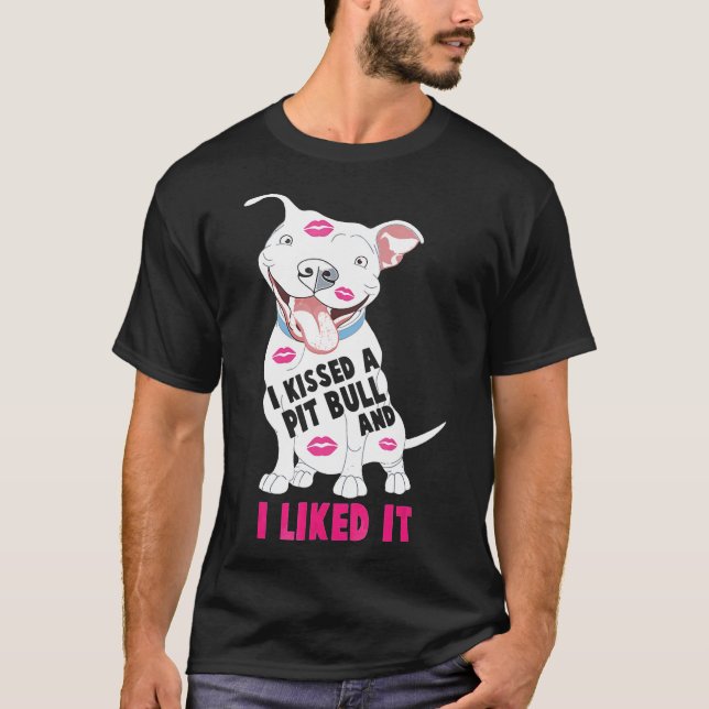 Camiseta Eu Beijei Um Pitbull E Eu Gostei Do Cachorro Novo (Frente)