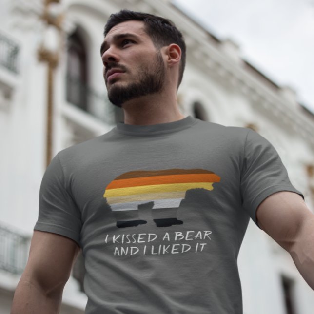 Camiseta Eu Beijei um Urso e Eu Gostei da Bandeira Gay (Criador carregado)