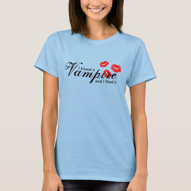 Camiseta Eu beijei um vampiro (Frente)