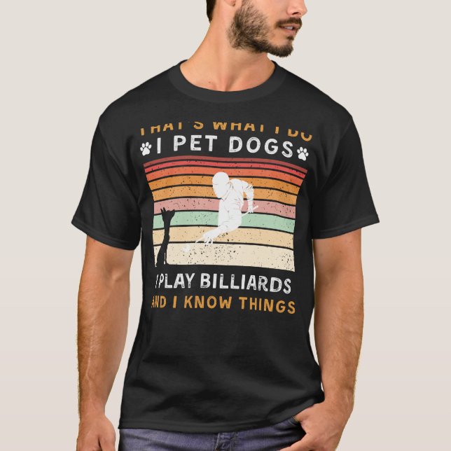 Camiseta Eu Coloquei Cachorros Eu Toco Bilhar Eu Sei Coisas (Frente)