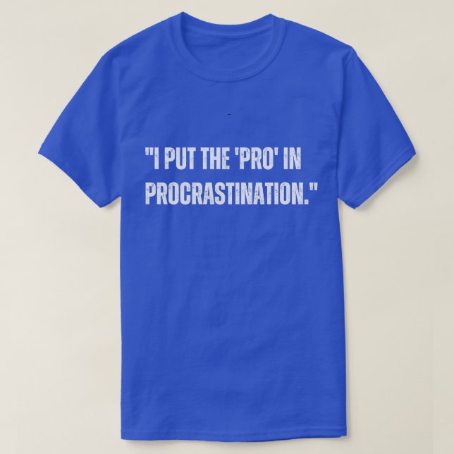 Camiseta Eu coloquei o profissional em procrastinação (Frente do Design)