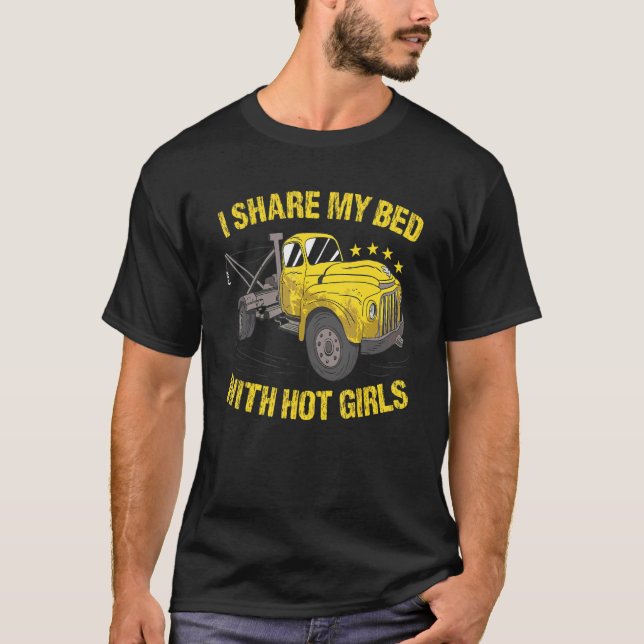 Camiseta Eu Compartilho Minha Cama Com Garotas Gostosas Ope (Frente)