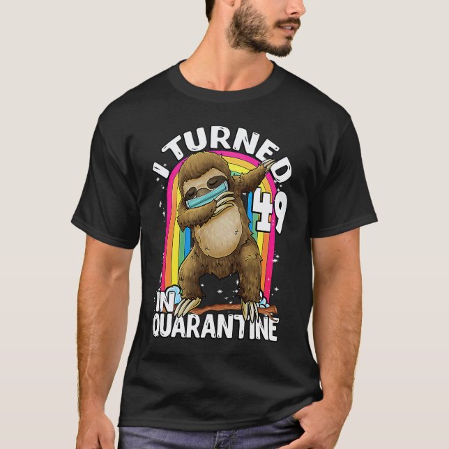 Camiseta Eu Completei 49 Em Quarentena DABBING Preguiça 49º (Frente)