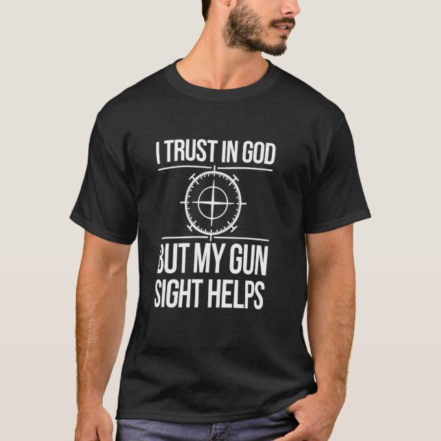 Camiseta Eu Confio Em Deus, Arma de Tiro de Longa Distância (Frente)