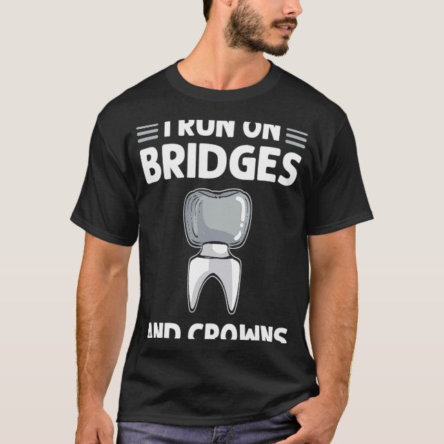 Camiseta Eu corro em Bridges e Crowns Dental Lab Technician (Frente)