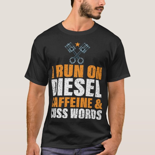 Camiseta Eu Corro Em Cafeína Diesel E Palavras Cuss (Frente)