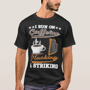 Camiseta Eu corro em Caffeine Plucking e Strike Harp