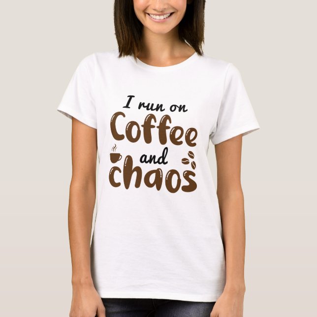 Camiseta Eu Corro No Café E No Caos (Frente)