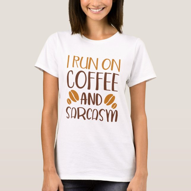 Camiseta Eu Corro No Café E No Sarcasmo (Frente)