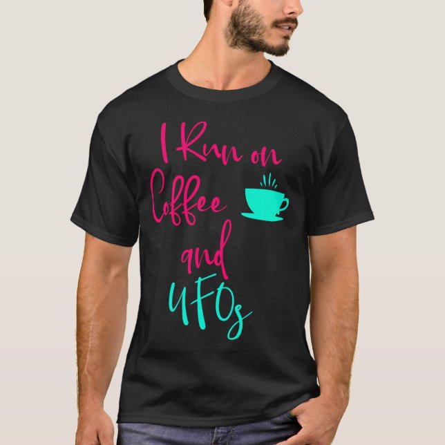 Camiseta Eu Corro No Café E Ufos, Cota De Alienígena (Frente)