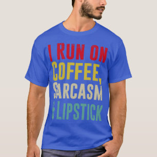 Camiseta Eu corro no CAFÉ SARCASM e Lipstick é engraçado